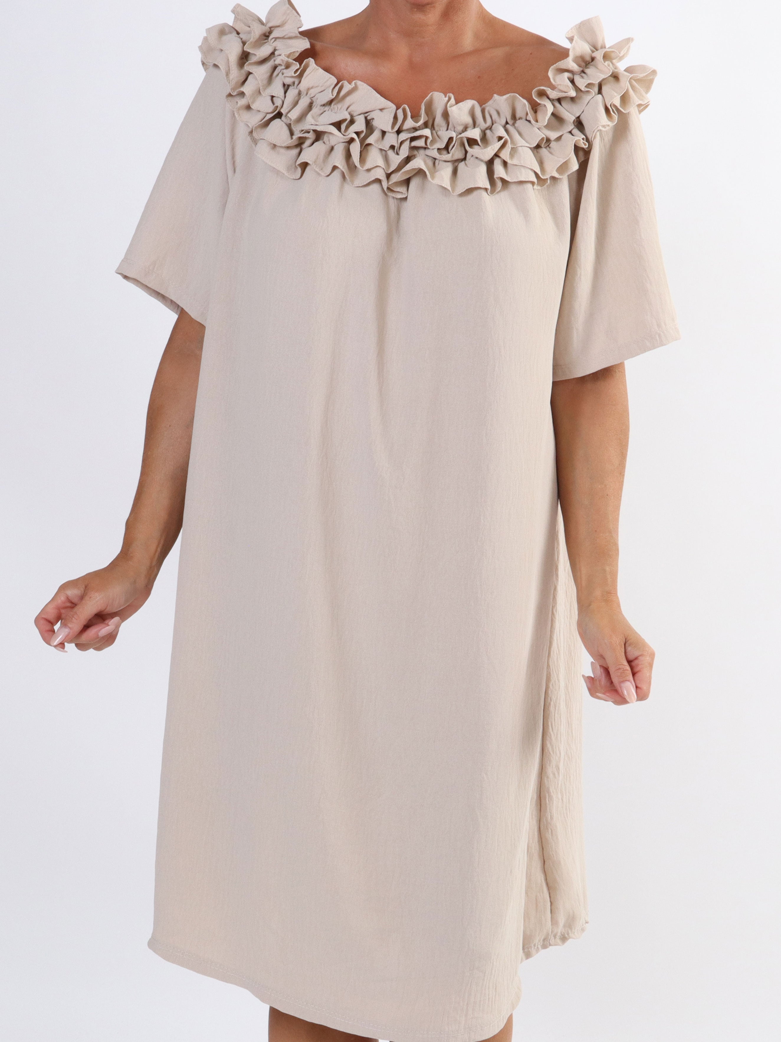 Chili Sleeveless Dress - Plus size kjole med flæser i udskæringen